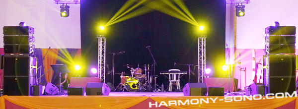 Location matériel sonorisation concert : console de mixage YAMAHA QL1 + YAMAHA RIO 3224-D, enceinte longue portée L'ACOUSTICS KARA, caisson de basse L'ACOUSTICS SB18, ampli L'ACOUSTICS LA12x, enceinte L'ACOUSTICS 12XT, ampli L'ACOUSTICS LA4x, micro SHURE BETA58A HF, micro AUDIX D2, micro AUDIX D5, micro AUDIX D6, micro SHURE SM81, micro SHURE BETA91A, micro AKG C 414 XL II,  micro SENNHEISER E906, DI RADIAL J48 - Location éclairage lumière : projecteur " type Wash " MARTIN MAC-AURA, projecteur " effet Sharpy " MARTIN RUSH MH3, pupitre de commande lumière DMX MA DOT.2, machine à brouillard LOOK UNIQUE 2.1 - PARIS